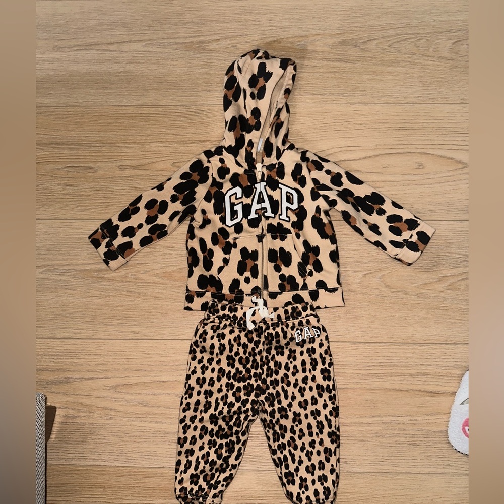 Baby Gap Sweatsuit 12-18 months